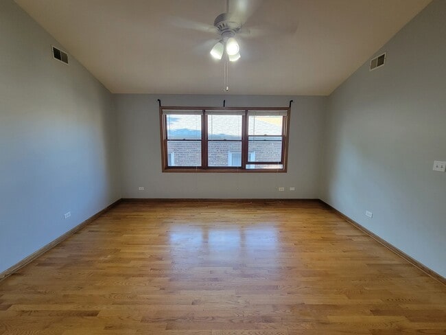 Building Photo - 7411 N Claremont Ave