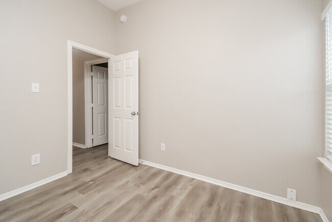 Building Photo - 2309 Highland Crossing Dr