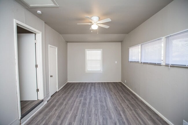 Building Photo - Spacious 4 Bed 2 Bath with Big Backyard