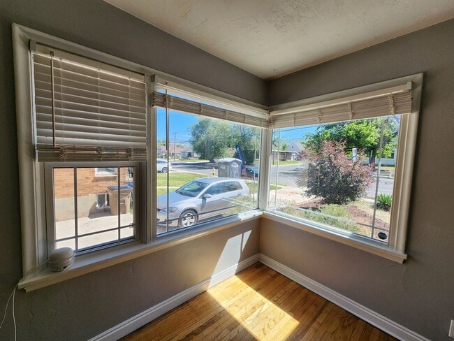 Building Photo - A Rental Home With MAD Curb Appeal!? YUP! 4 bd 2 bath Sugarhouse