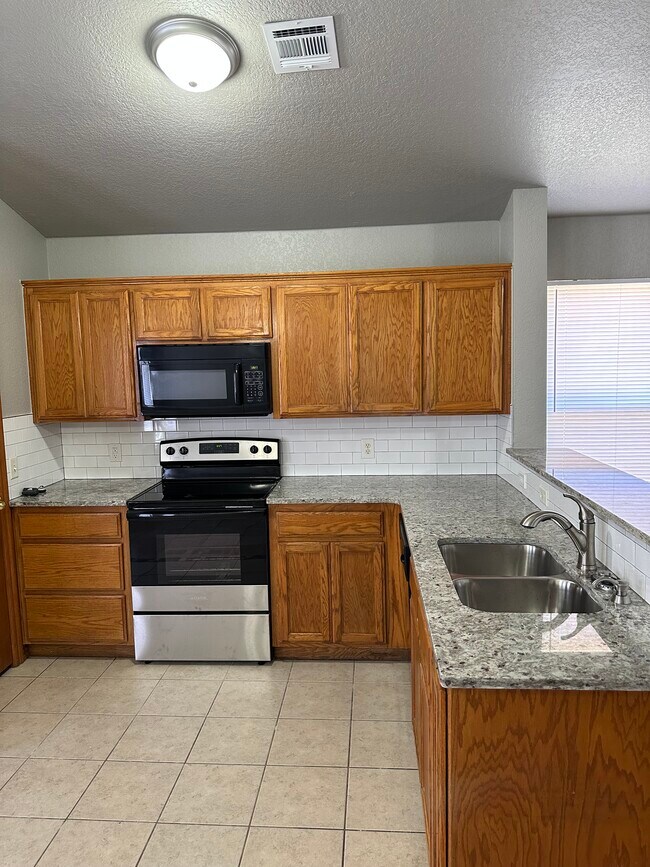 Building Photo - 2004 Cloverdale Ln