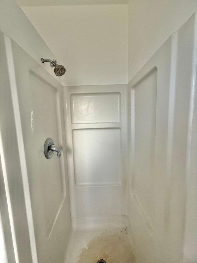 Building Photo - 3 Bedroom / 2 Bathroom Home with large yar...