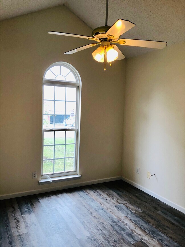 Building Photo - 12045 Evergreen Hollow Dr