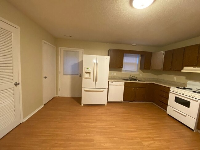 Building Photo - 1925 SE King Ave