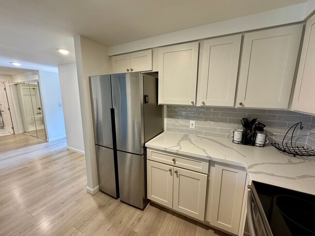 Building Photo - Upgraded and Spacious Condo Across from Be...