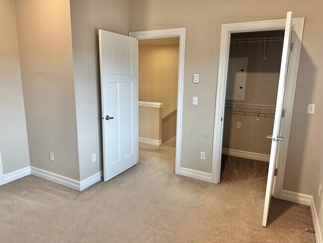 Building Photo - Beautiful 3 bed/2.5 bath townhome in North...