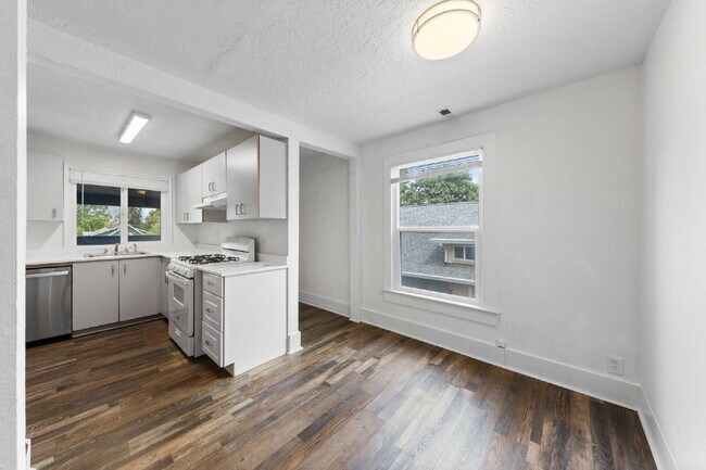 Building Photo - 2 Bedroom 2 Bathroom on College Street!