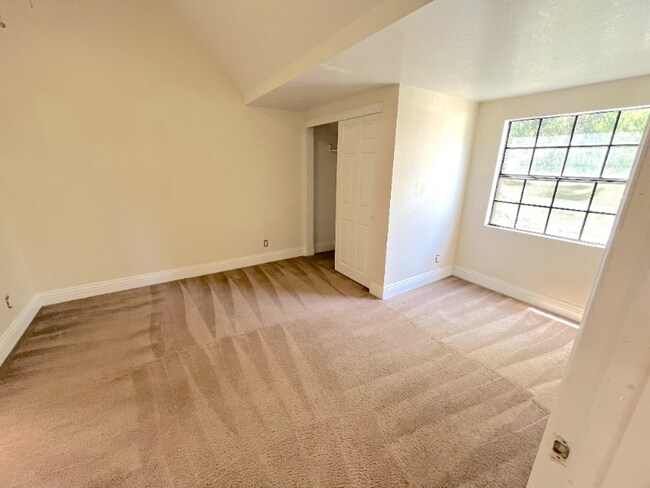 Building Photo - 111 E Rosewood Ct