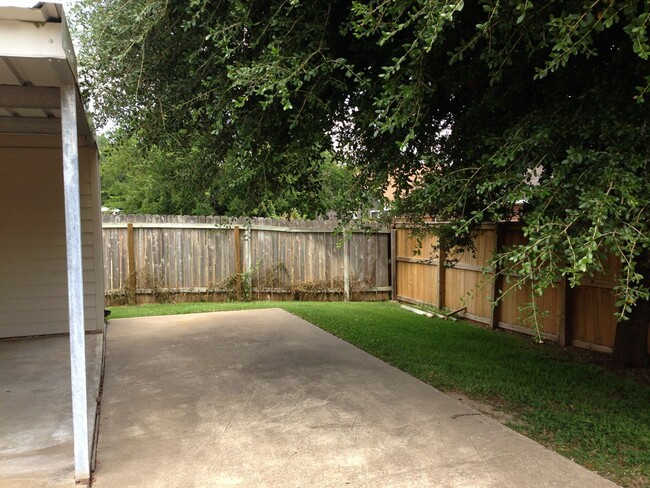 Building Photo - THREE BEDROOMS TWO BATHS, FENCED BACKYARD,...