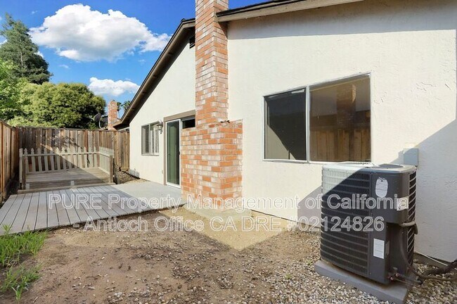 Building Photo - 2433 Sequoia Dr