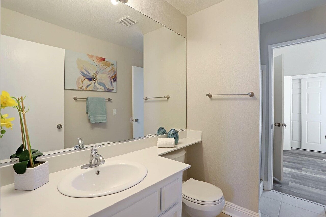 Building Photo - 2056 Middle River Dr