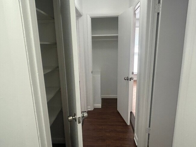 Building Photo - 3B/1BA Move-In Ready Home!