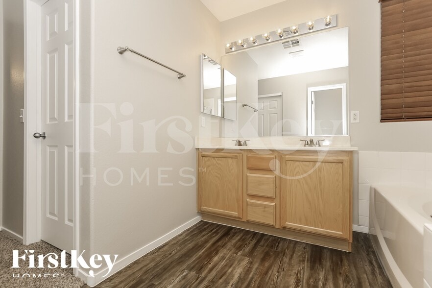 Building Photo - 1031 Dawn Valley Dr