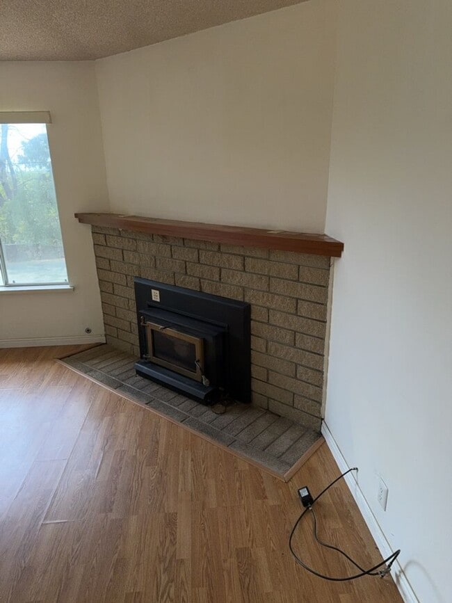 Building Photo - Charming 3-bedroom, 2-bathroom home is nes...