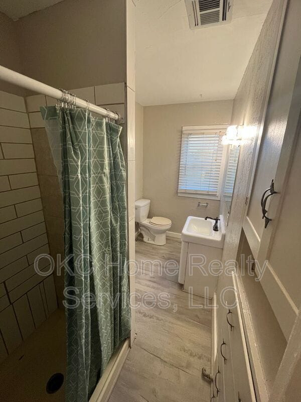 Building Photo - 116 W Beech St