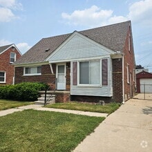 Building Photo - 3 Bedroom Bungalow w/ New Carpet Through O...