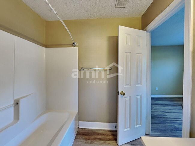 Building Photo - 208 Winding Willow Trl
