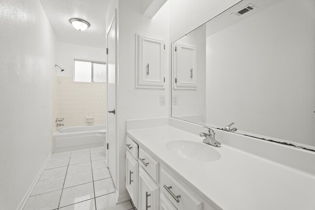 Building Photo - 16426 Forest Bend Ave