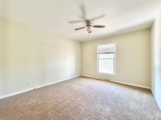 Building Photo - Spacious 3 Bedroom Home Convenient to New Garden