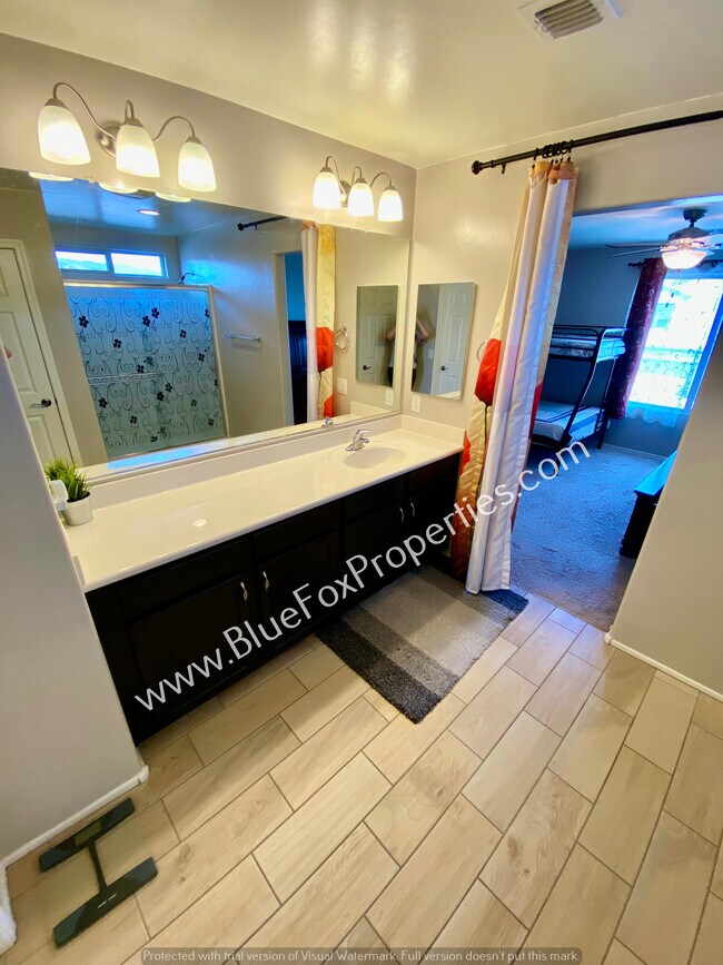 Building Photo - 9009 W Rolling Springs Dr