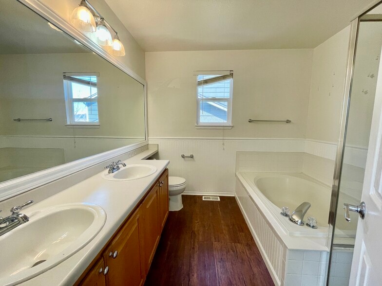 Building Photo - 1422 Hyacinth Way