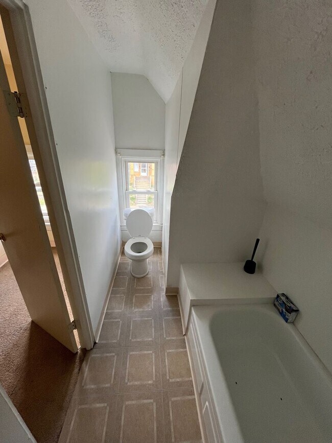 Building Photo - 208 McKinley St