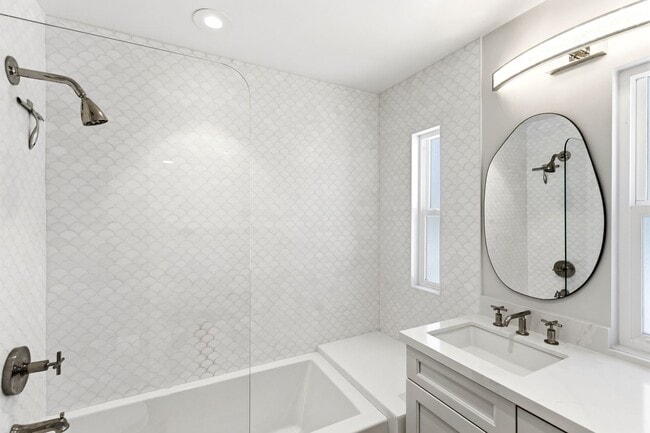 Building Photo - Steps from 17th Street - Beautifully Updated 2 Bed, 2.5 Bath Townhome in Newport Beach