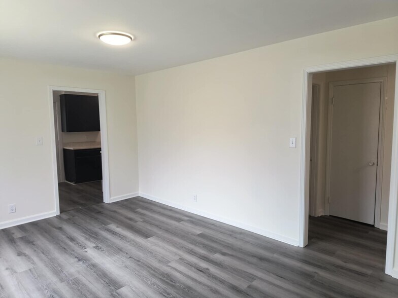 Building Photo - 807 E Happy Hollow Dr