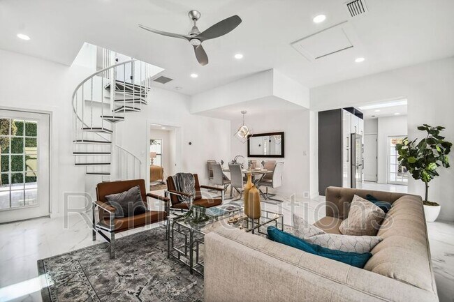 Building Photo - 110 28th Ave N