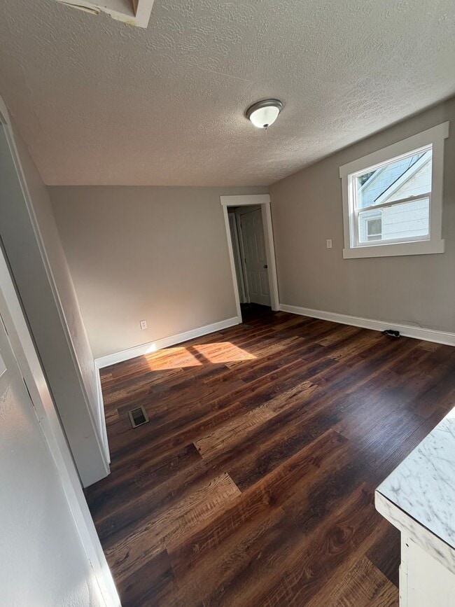 Building Photo - 3 Bedroom in Frankfort!