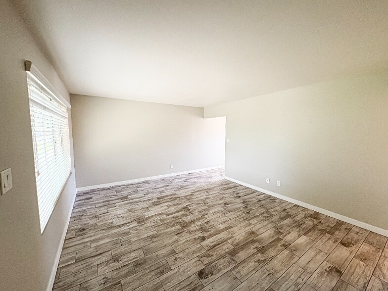 Building Photo - 5105 S La Rosa Dr