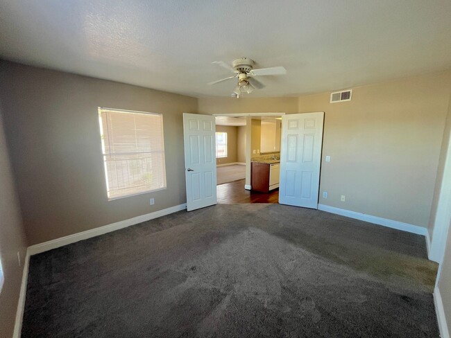 Building Photo - 2 bed 2 bath 2nd floor condo unit in gated community w/pool and amenities