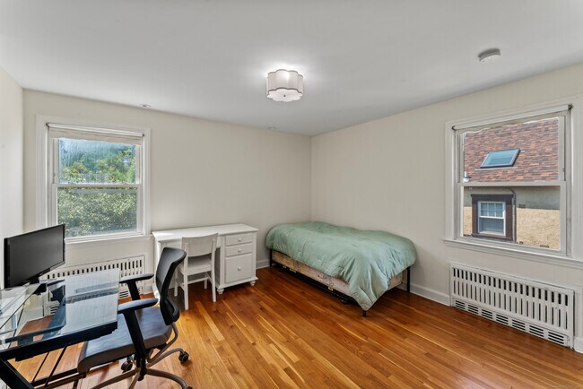 Building Photo - 112 4th St