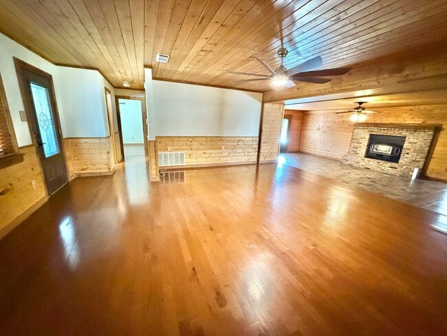 Building Photo - 284 CR 202 E