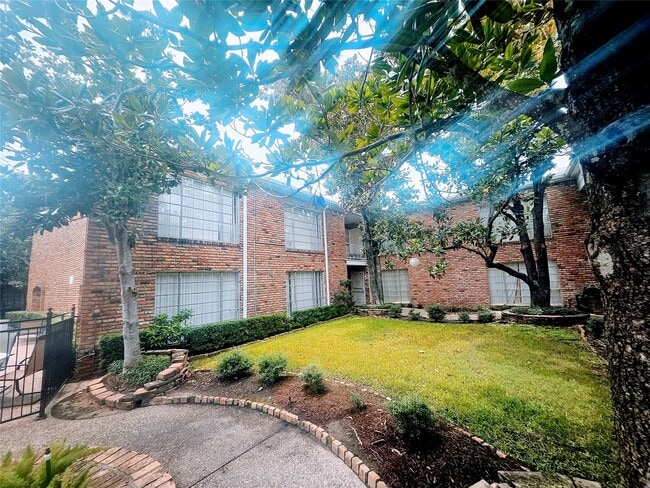 Building Photo - 2101 Fountain View Dr