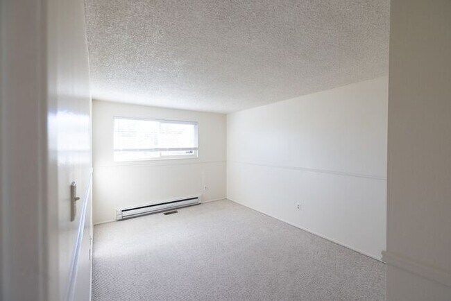 Building Photo - Cute 2 Bedroom East Sparks Townhouse