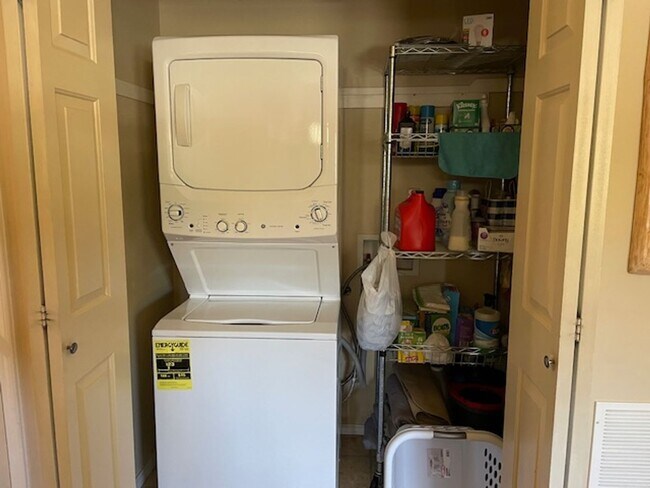 Building Photo - Cute Home in SW Bend