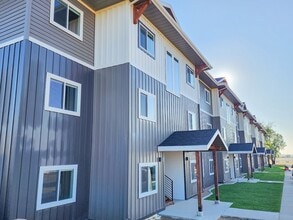 Building Photo - Pet Friendly 2 bed/ 1.5 bath unit at Soldier Ridge!