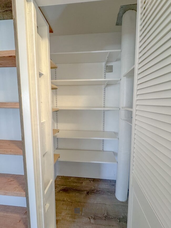 Building Photo - NEWLY UPDATED 2 BED/ 1 BATH SINGLE FAMILY ...