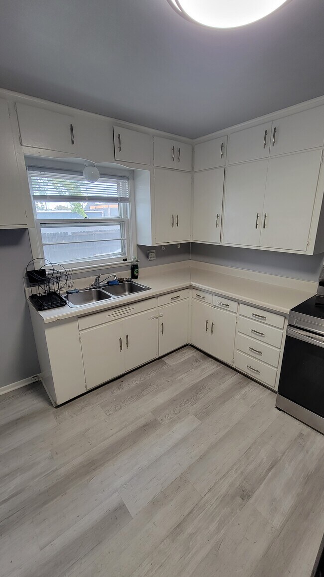 Kitchen - 2518 S Duluth Ave