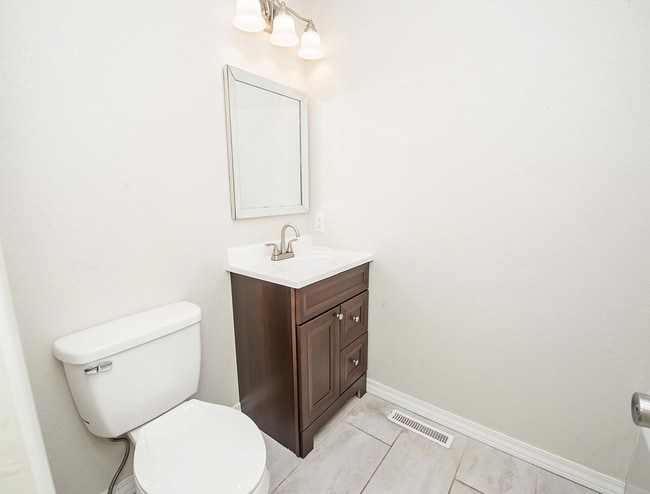 Building Photo - Privacy Fenced, 3 bed 3 bath in South Springfield (Ask about our special)