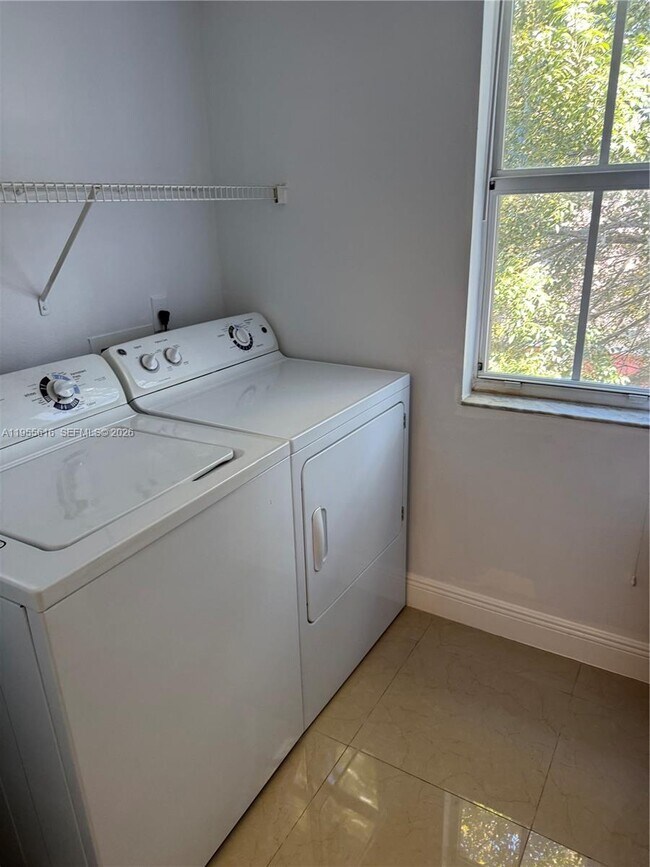 Building Photo - 2496 Centergate Dr