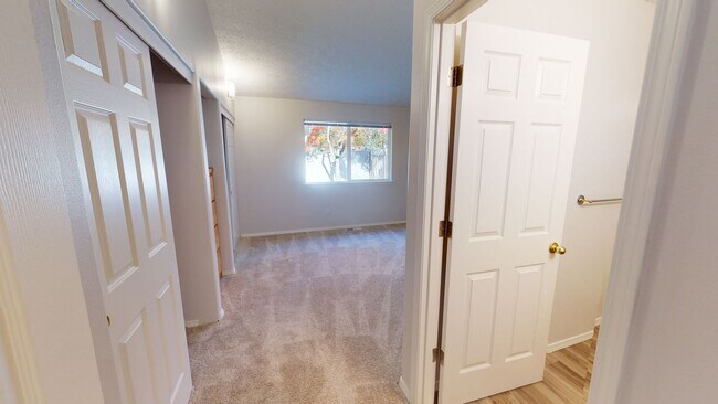 Building Photo - Single Level Family Friendly Home in Sandy. Fenced Backyard Pets Welcome