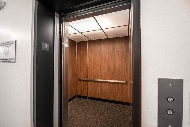 Building Photo - Modern Midtown Living | 2 Bed, 2 Bath Near...