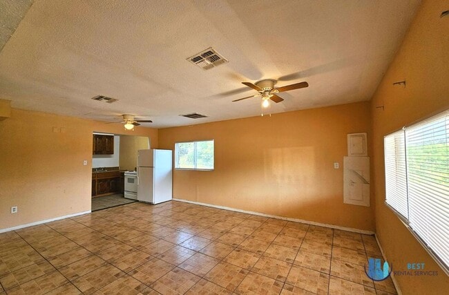 Building Photo - Rare flexible commercial space available for monthly lease on busy Combee Road