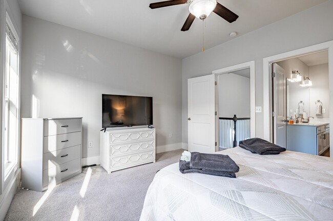 Building Photo - Furnished, 6 - 9 Month lease available.  L...