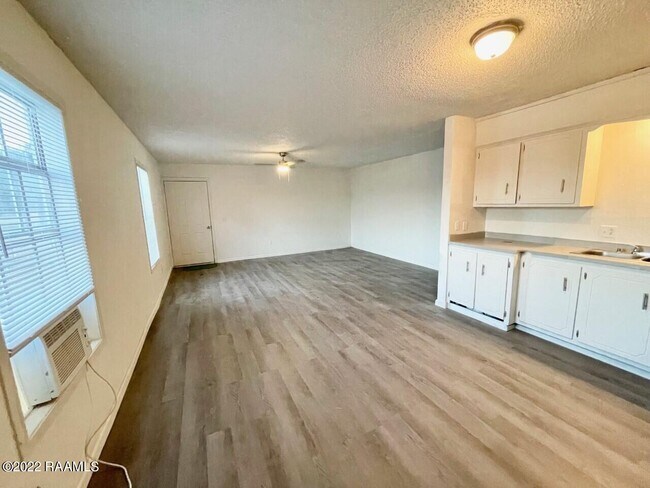 Building Photo - 391 W Railroad Ave