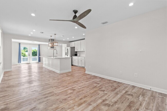 Building Photo - 310 N Bonita Ave