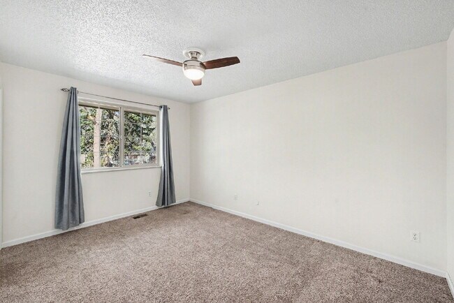 Building Photo - "Spacious 4-Bed Lakewood Gem with Hardwood Floors, Finished Basement & Fireplace - 2970 Sq Ft!"