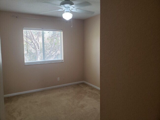 Building Photo - 3027 N Evergreen Cir